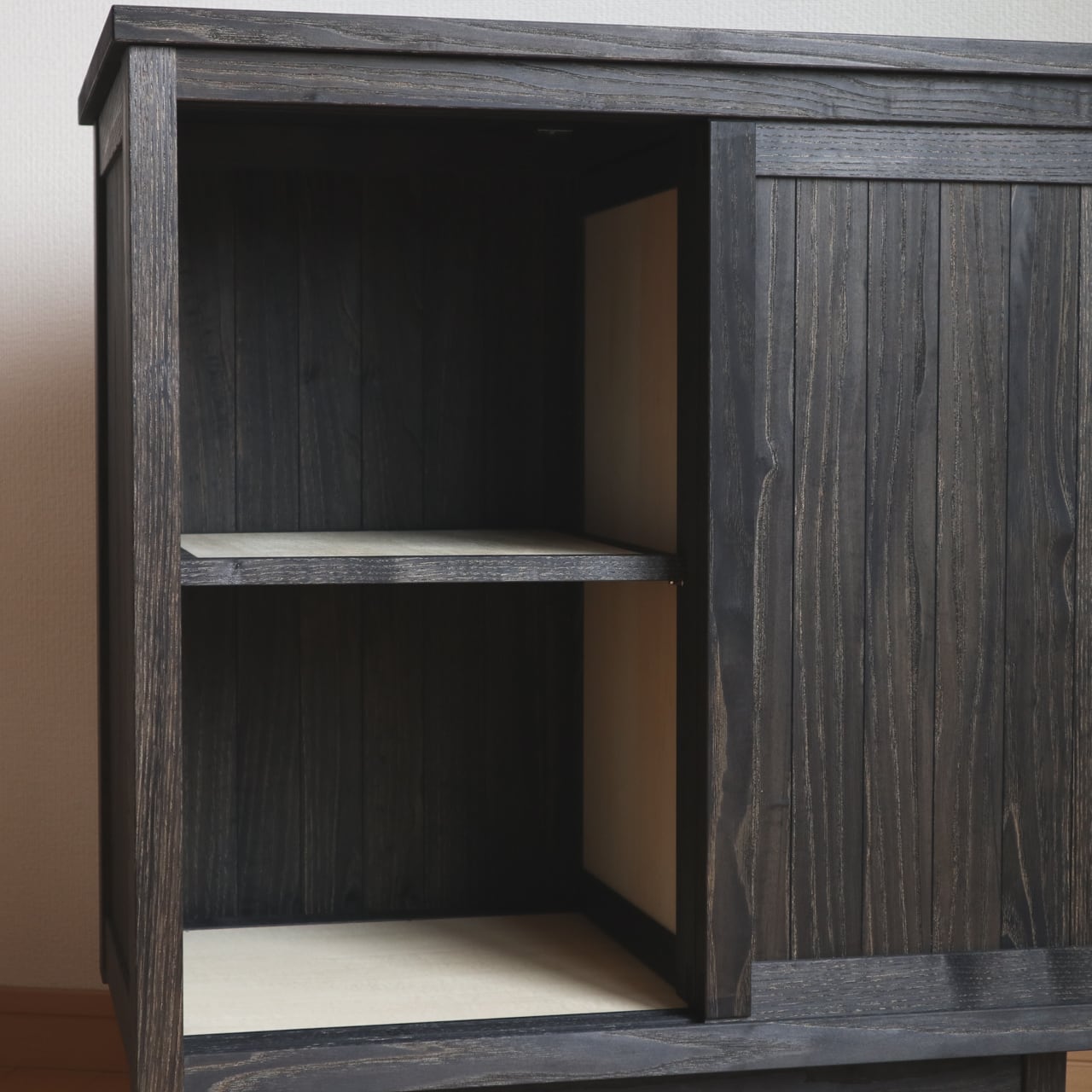 栗の引戸キャビネット 無垢板 黒染め | オバタ家具店