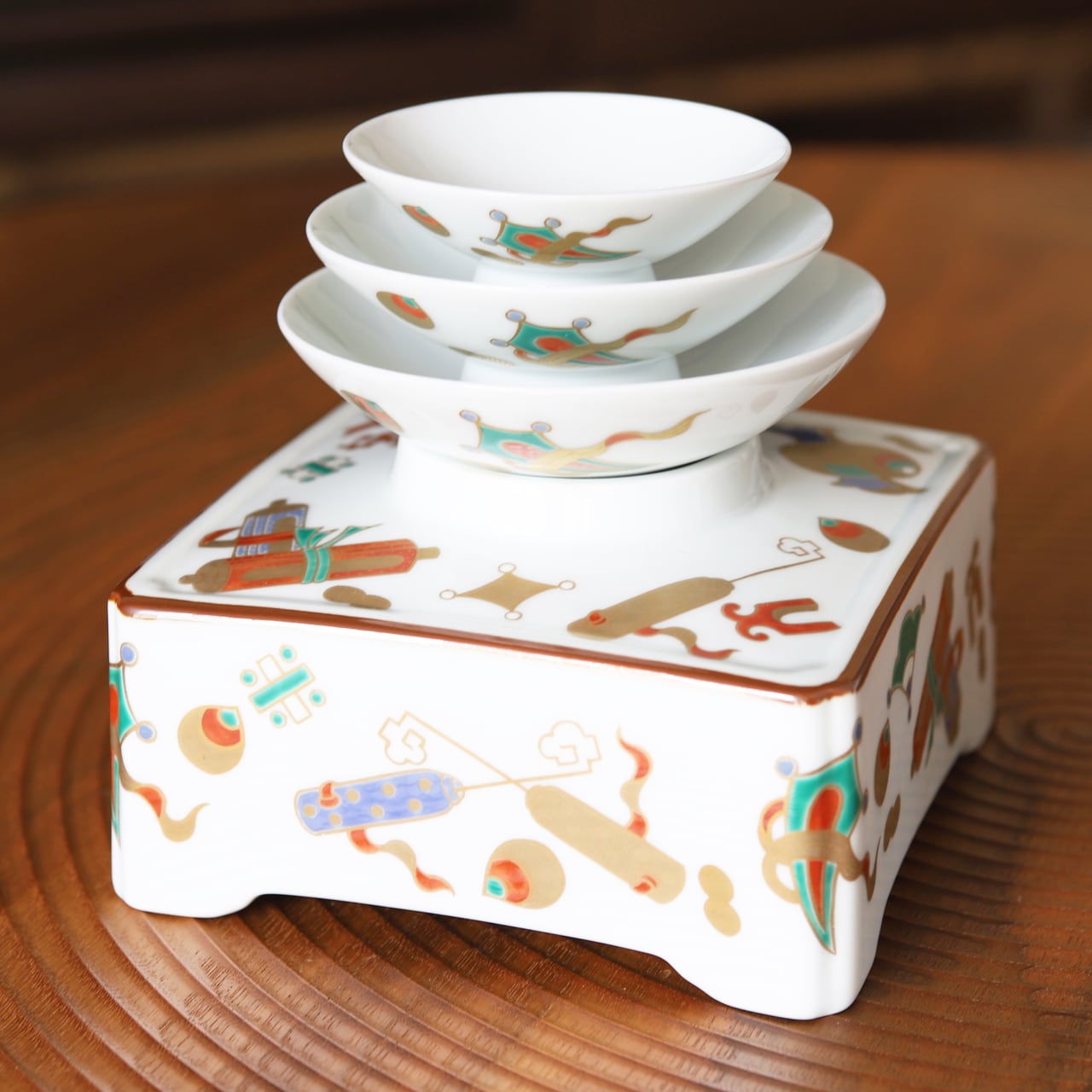 有田焼 宝尽くし 屠蘇器セット（注器・盃3・盃台）｜祝い器 其泉窯