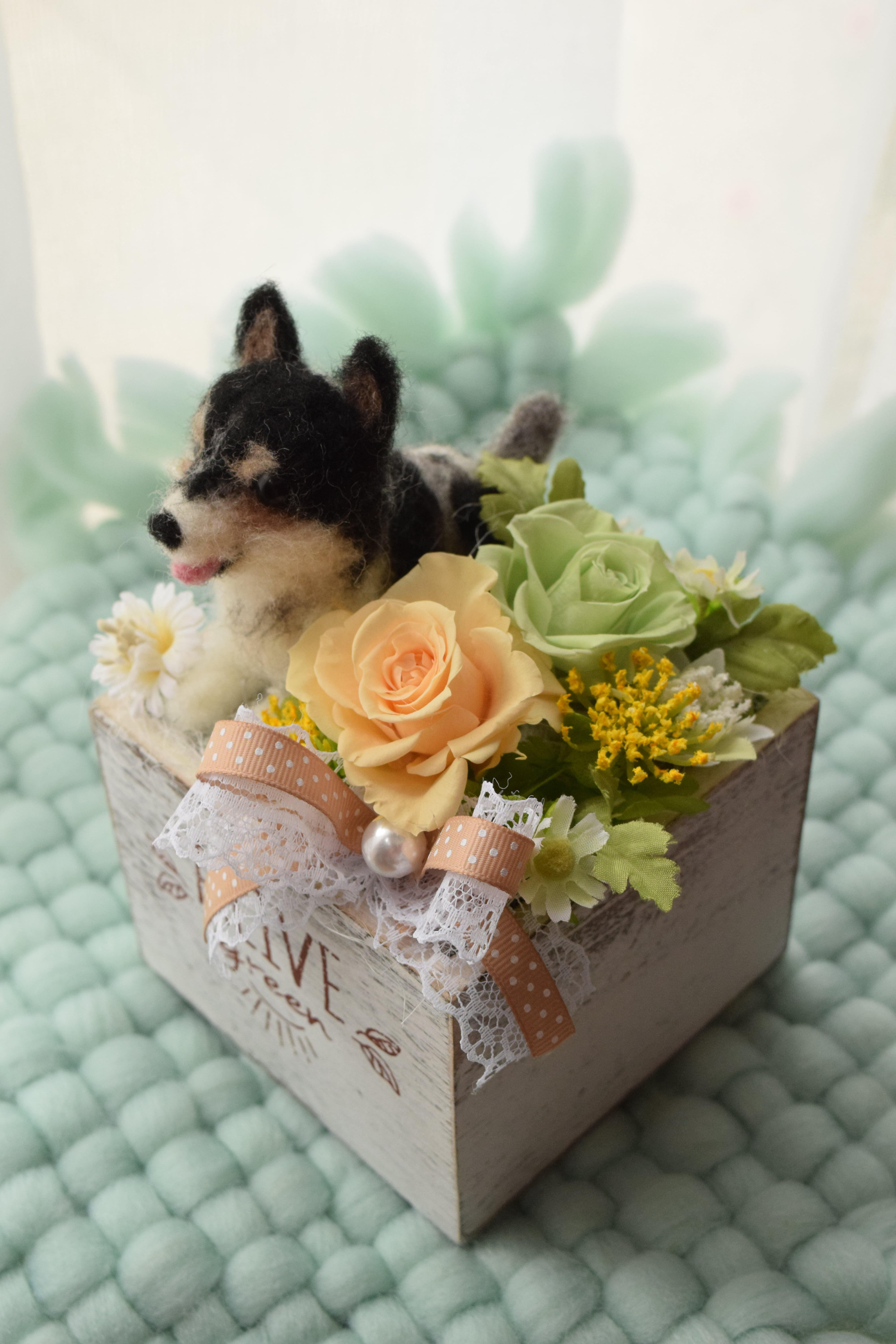 ドールとお花2輪【オーダーメイドで愛犬・愛猫の羊毛フェルト・お供え