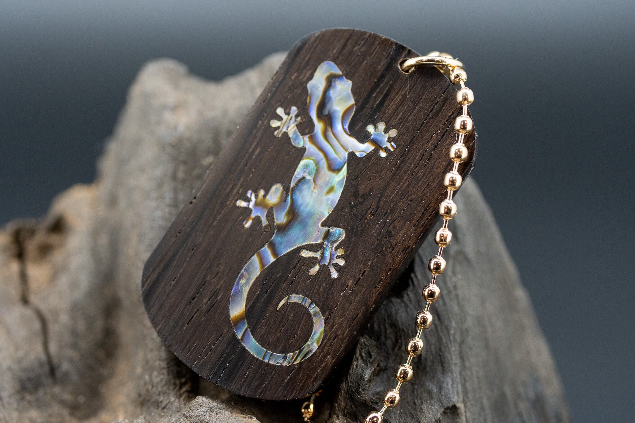 【音楽業界屈指の銘木】 ハカランダ ドッグタグ 象嵌 木登りトカゲ