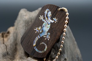 【音楽業界屈指の銘木】 ハカランダ ドッグタグ 象嵌 木登りトカゲ