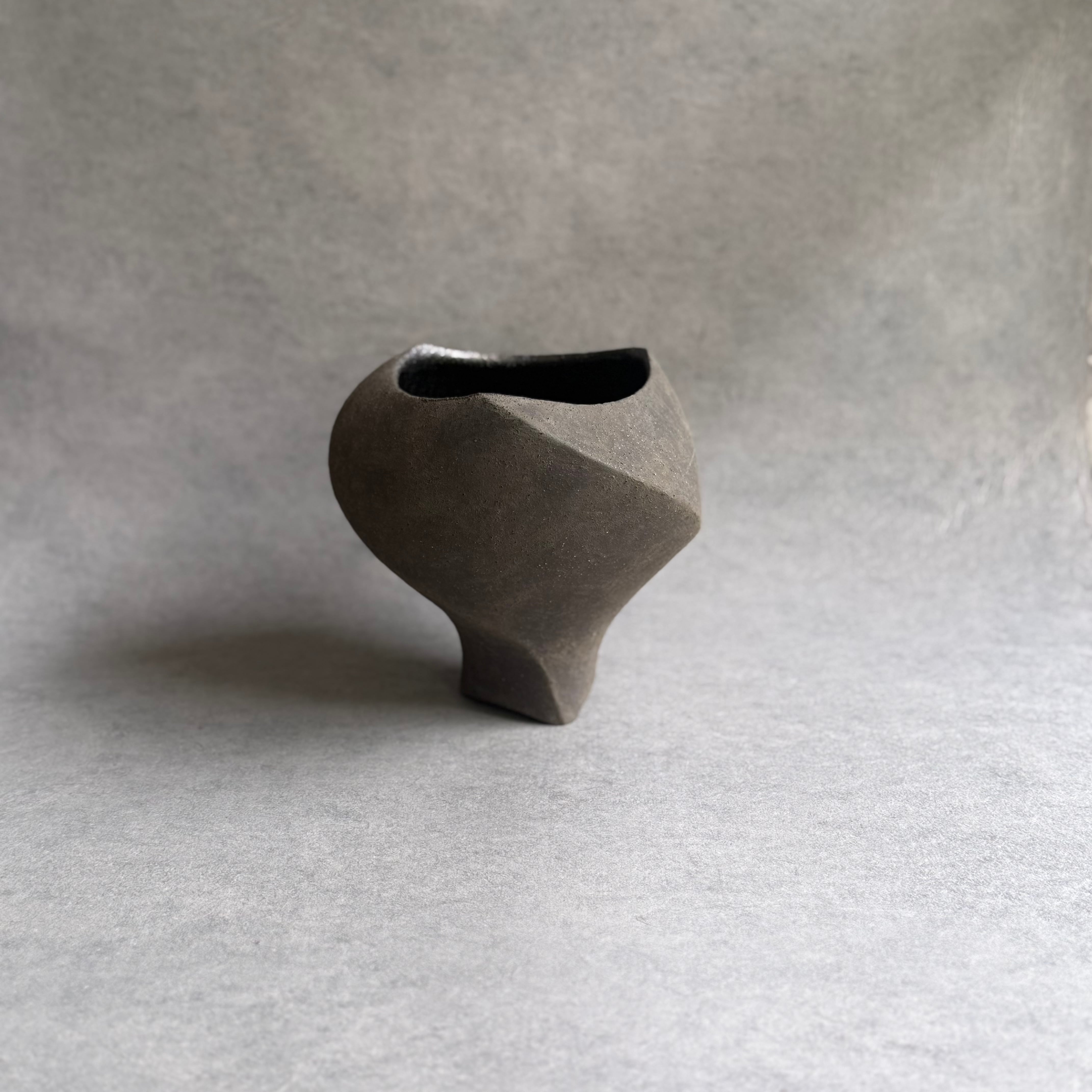 高田かえ 黒錆ひねり花器 | gallery 一白