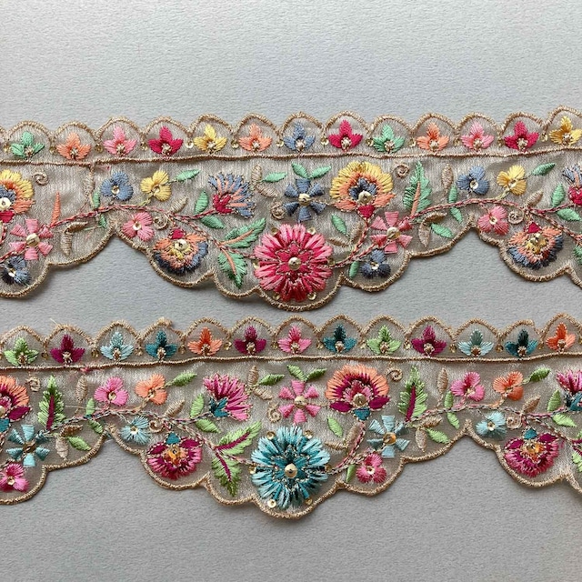 〈再入荷〉両端スカラップアシメ縁カラフルお花刺繍リボン（1mカット）