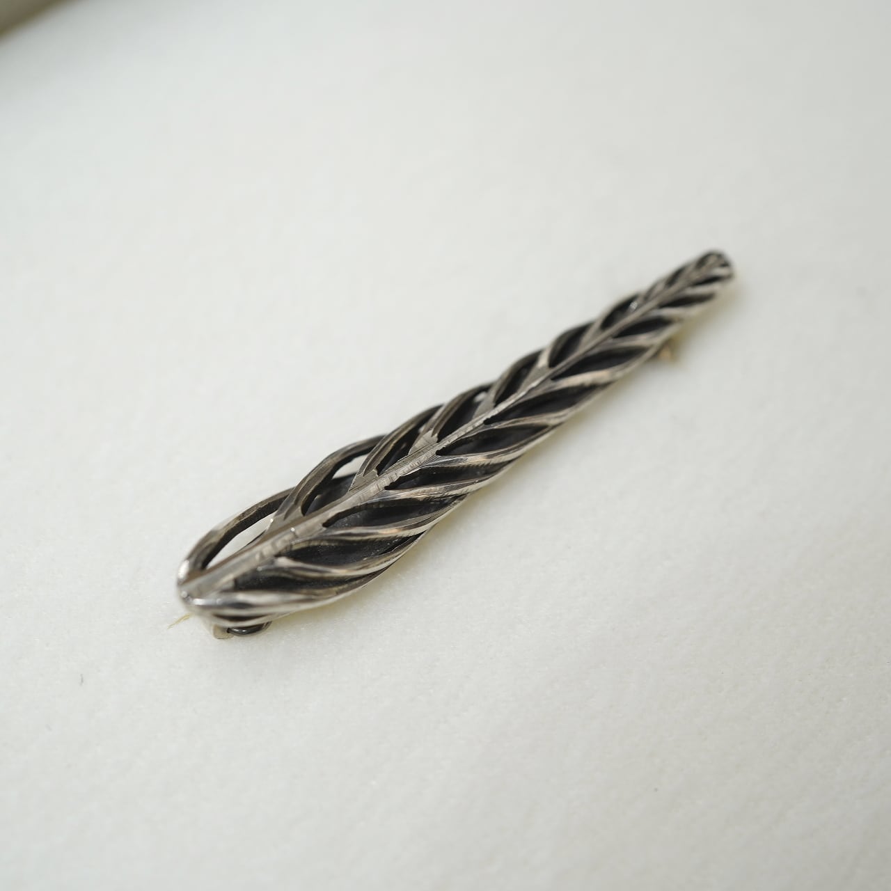 akihama 立体ボーンフェザーブローチ シルバー950硫化加工