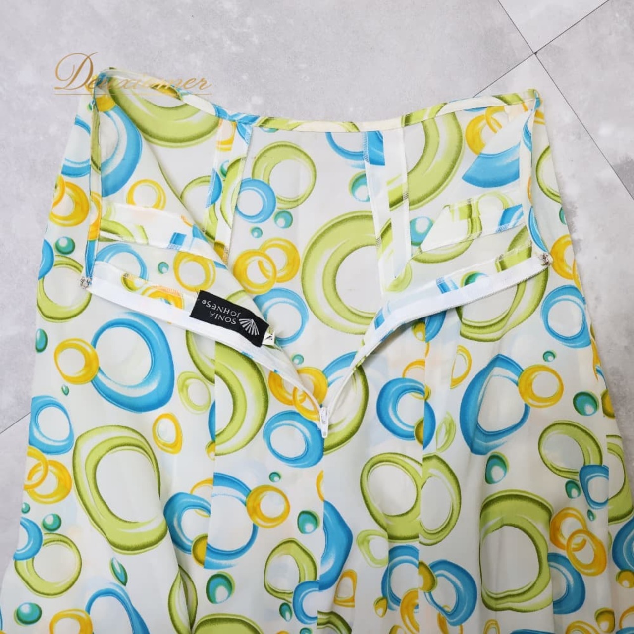 フラメンコ 衣装 SONIA JOHNES ソニアジョーンズ スカート ホワイト系 ファルダ ボランテ フリル 白 青 緑 柄 模様 明るい ポップ かわいい 華やか 総柄 ダンス衣装 イベント ステージ ブルー系 グリーン系 オレンジ系