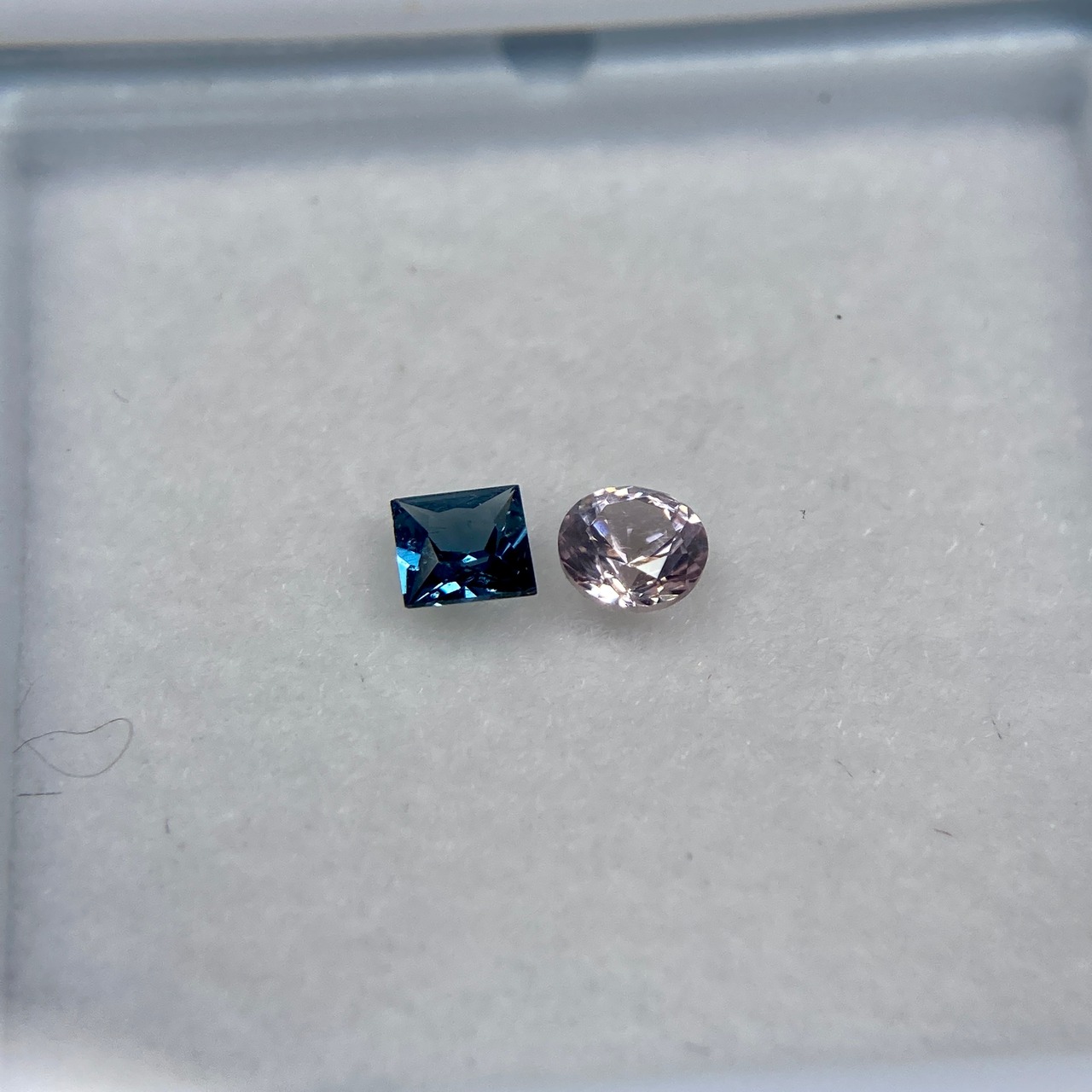 プチっとスピネル 丸と四角  約2.8ｍｍ 2.4mm r-0166