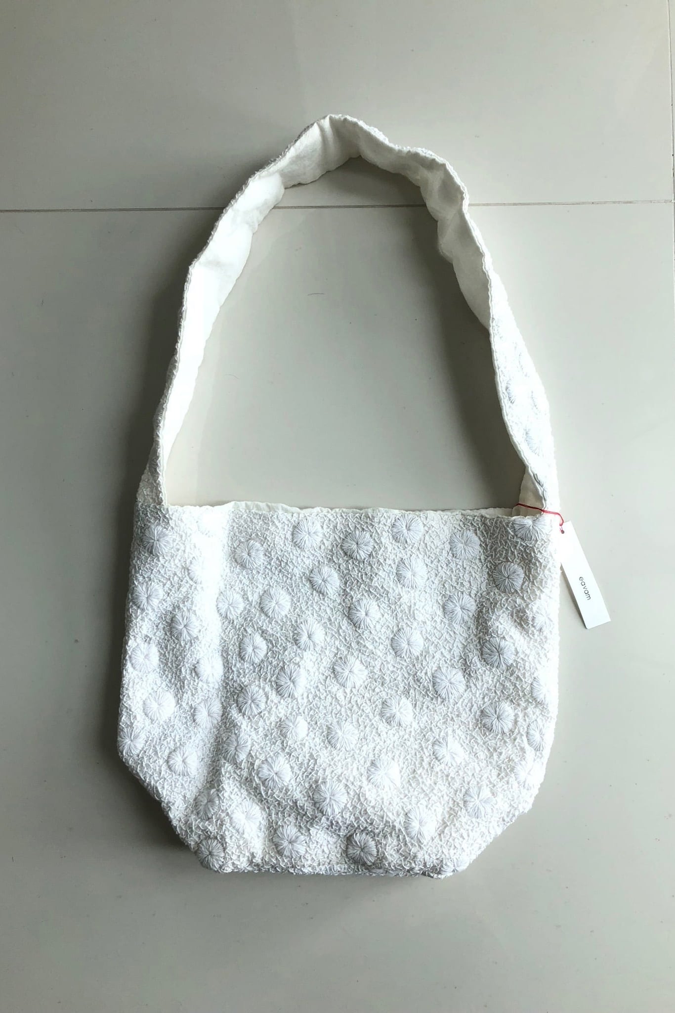 eavamの刺繍バッグ：リアンハー／白（L） yeb：rain ha／white（L