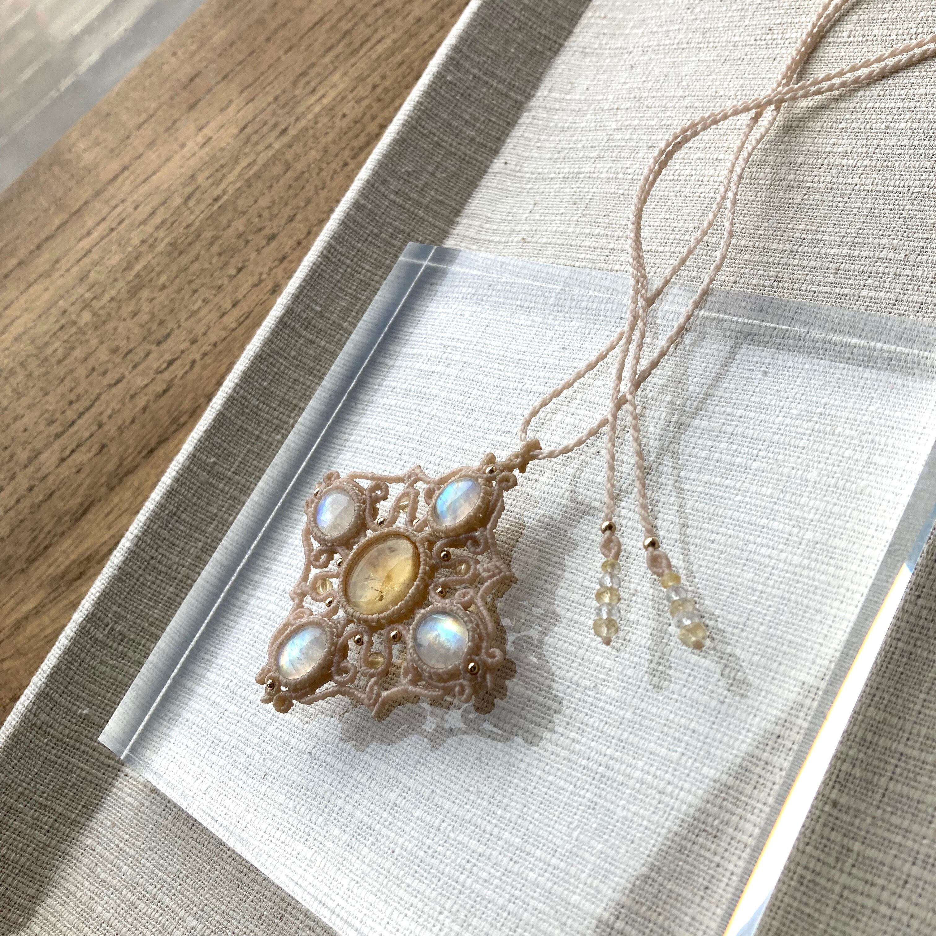 シトリン+ムーンストーンのマクラメ編み 天然石ネックレス | SHANTi WALA