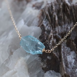 パキスタン産アクアマリンの原石ネックレス　Pakistan Raw Aquamarine Necklace w/ K10YG