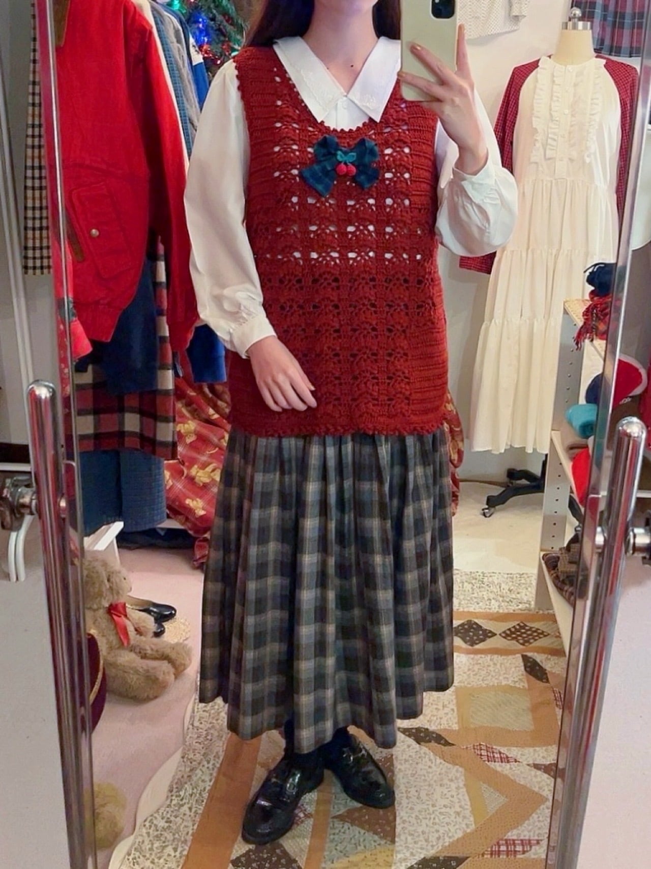 cherry brooch bordeaux crochet vest