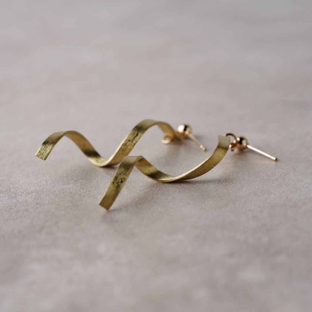 無垢真鍮のスパイラルピアス（イヤリング） | Sorelle  