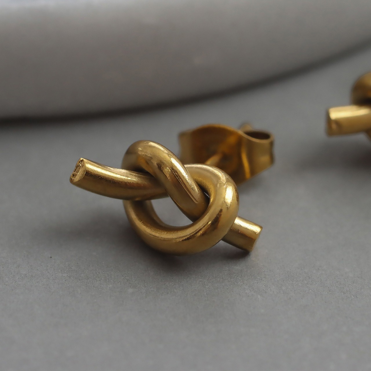 【ネコポス便】ピアス ノットスモールピアス 小さめ 結び 金属アレルギー対応 サージカルステンレス 2099