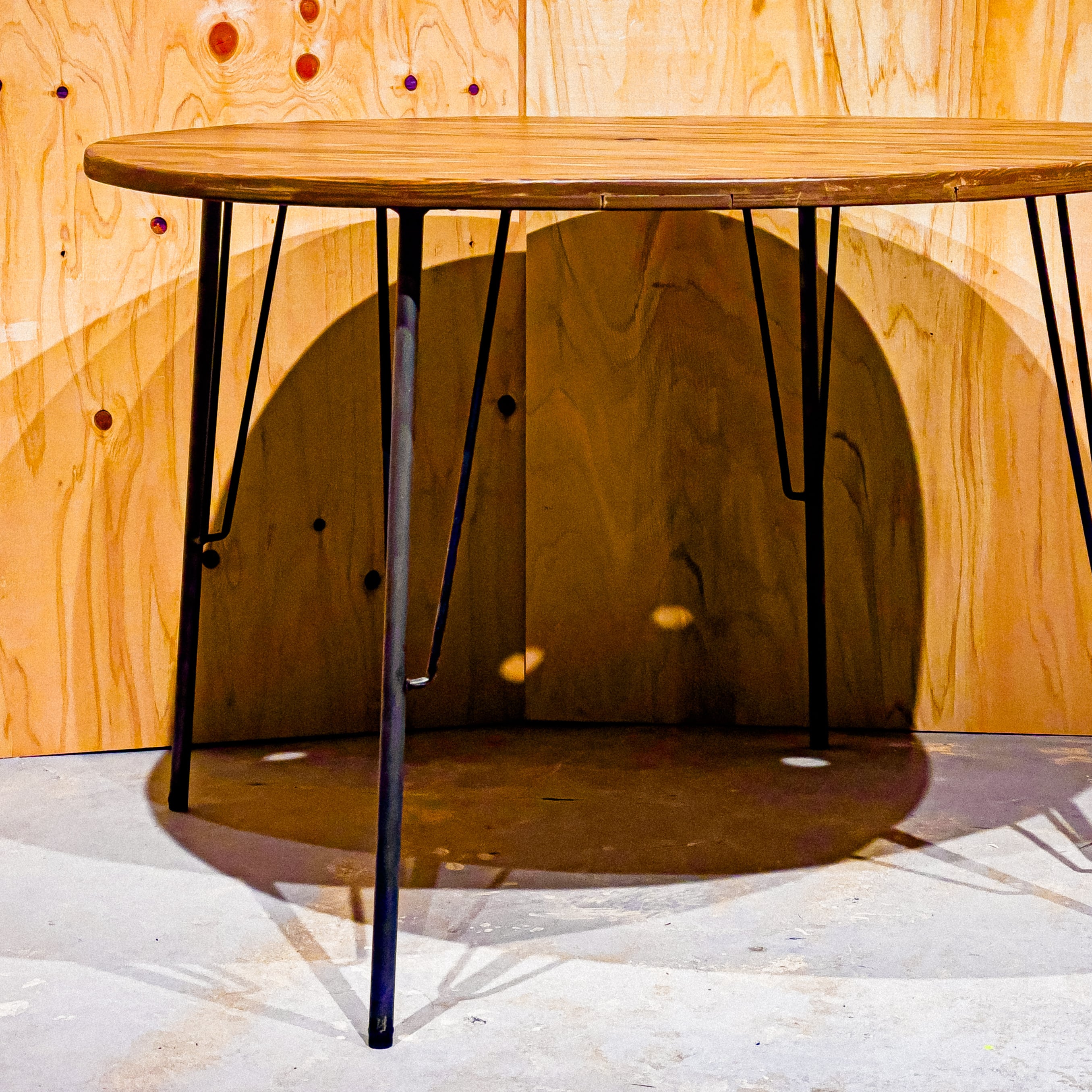 木と鉄の穴あき丸テーブル（アウトレット品） | 月日工作舎