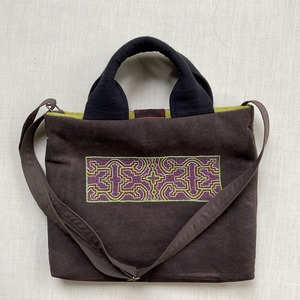 Bag32パソコンケース　シピボ族の泥染めに緑刺繍と渋色模様のふかふかバッグ 36x27x4cm