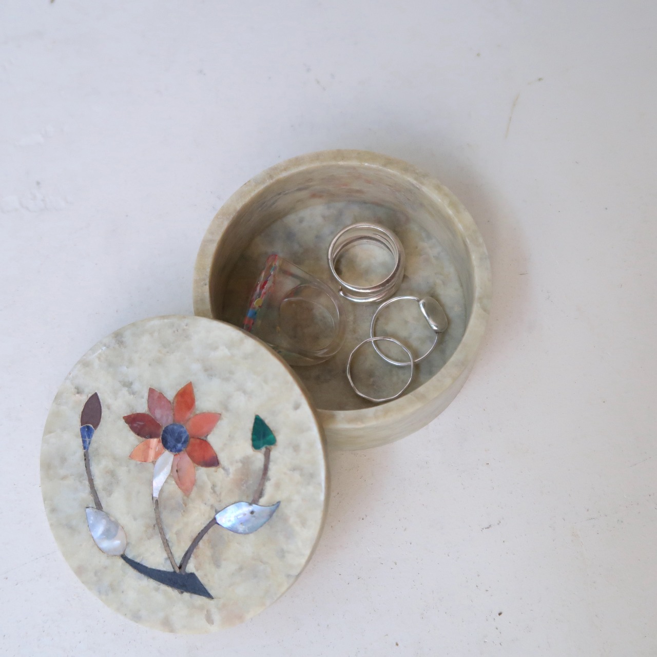 オレンジの丸いお花のケース