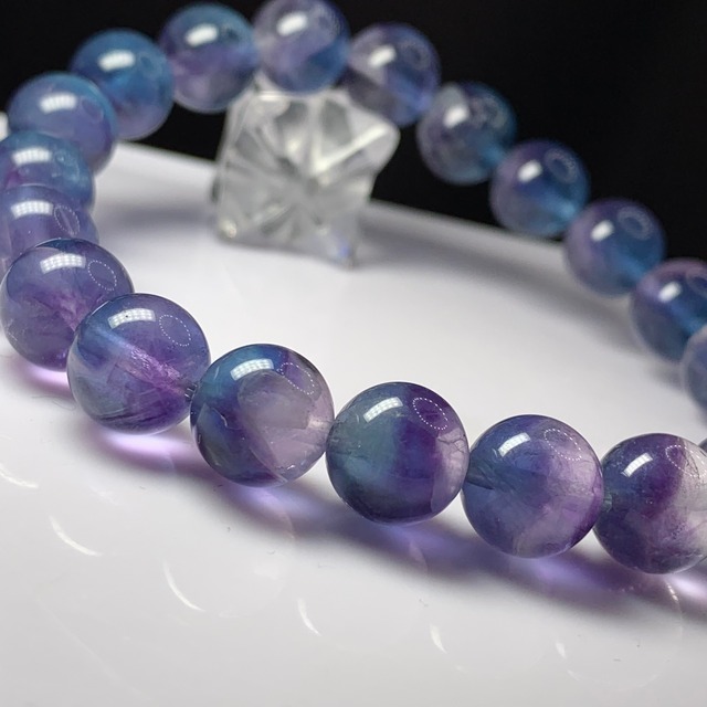 1.幻想的な色合いグラデーションフローライトブレスレット