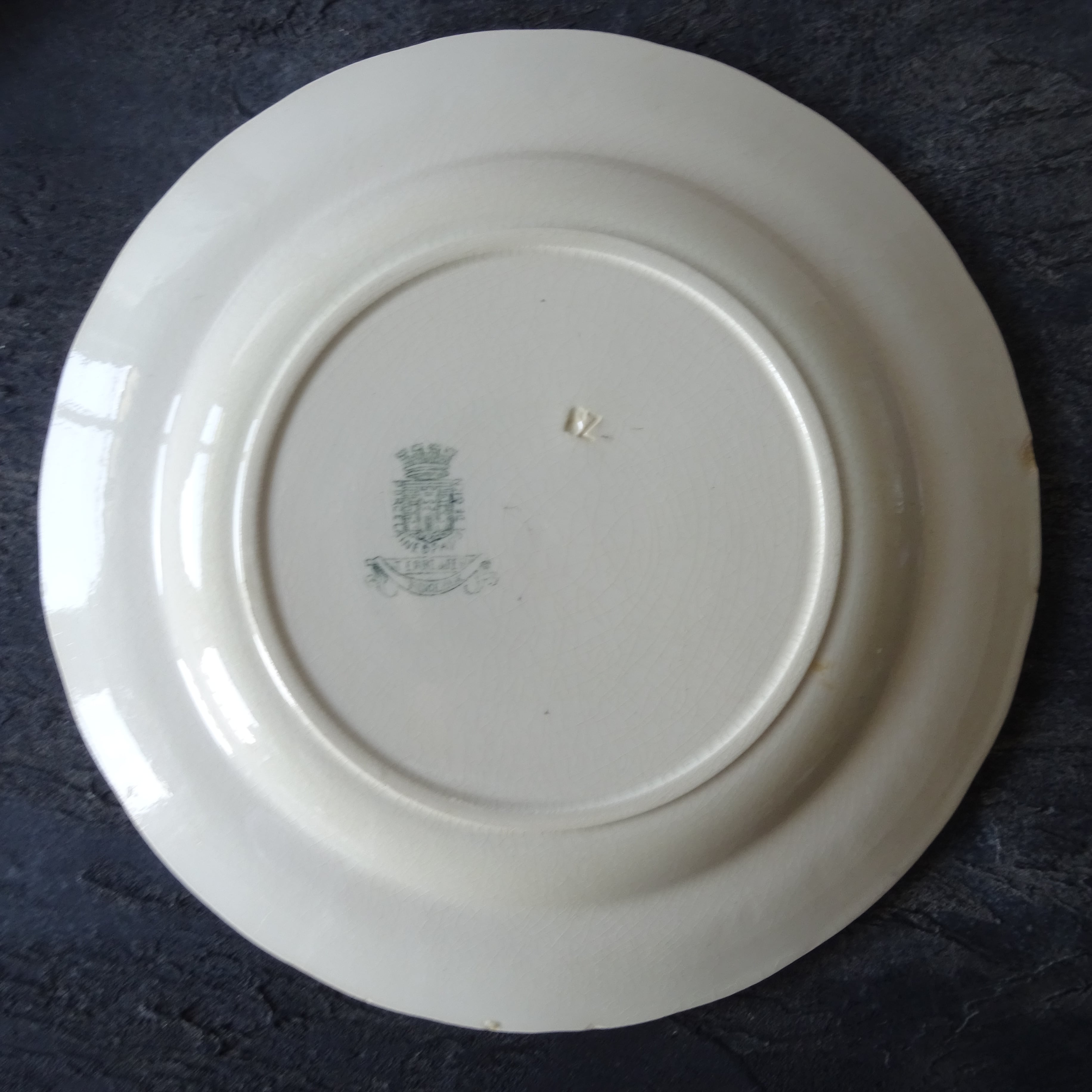 TERRE de FER PORCELAINE OPAQUE DE GIEN modèle 《RINCEAUX》 assiette plate (A)