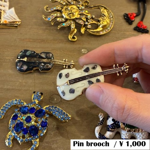 TOPANGA Jewelry art brooch Violin 2color　アートブローチ　バイオリン　全2色　プレゼント　プチギフト　ジャケット　帽子　バッグ　ニット