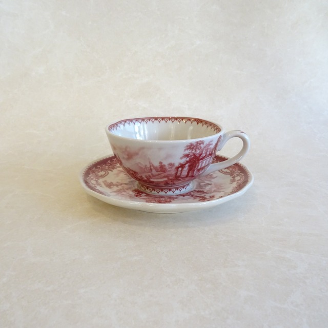 大聖堂の前で語らう人々のカップ＆ソーサー