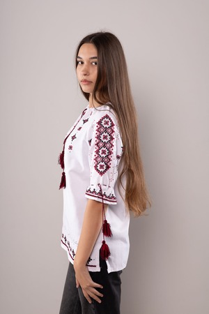 ウクライナ刺繍ヴィシヴァンカ・クラシック　ドニプロ　七分袖　手刺繍　麻　レディース・フリーサイズ