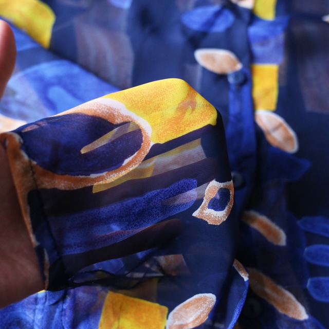 good coloring art motif pattern over silhouette s/s sheer shirt