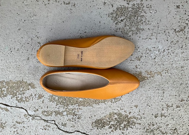 装いにやさしい彩りを。キャメルレザーのVカットパンプス