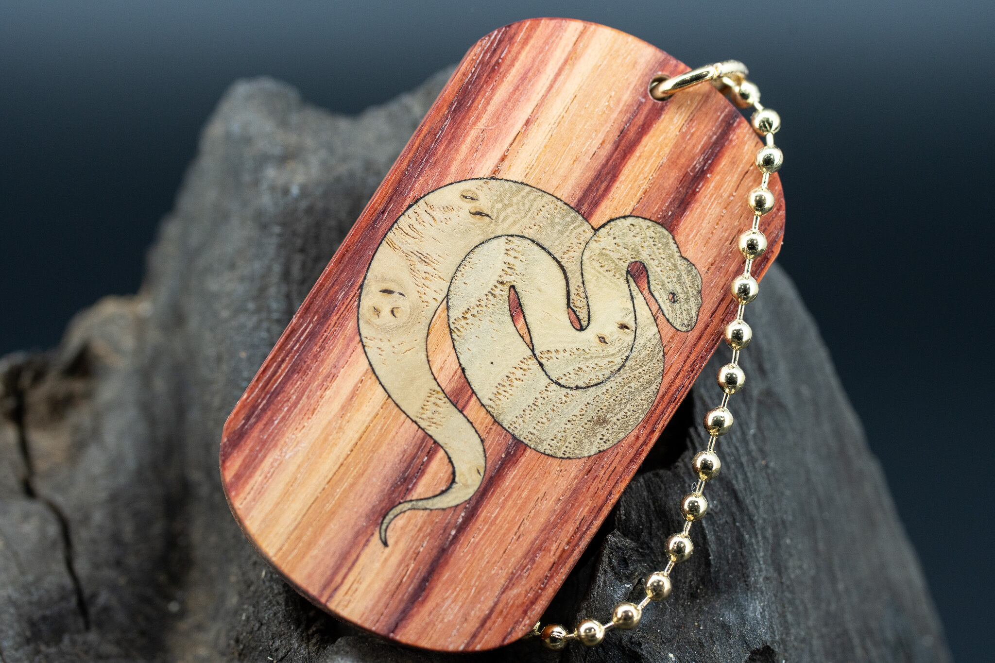 【 木材の女王】 チューリップウッド ドッグタグ 象嵌 干支タグ 乙巳