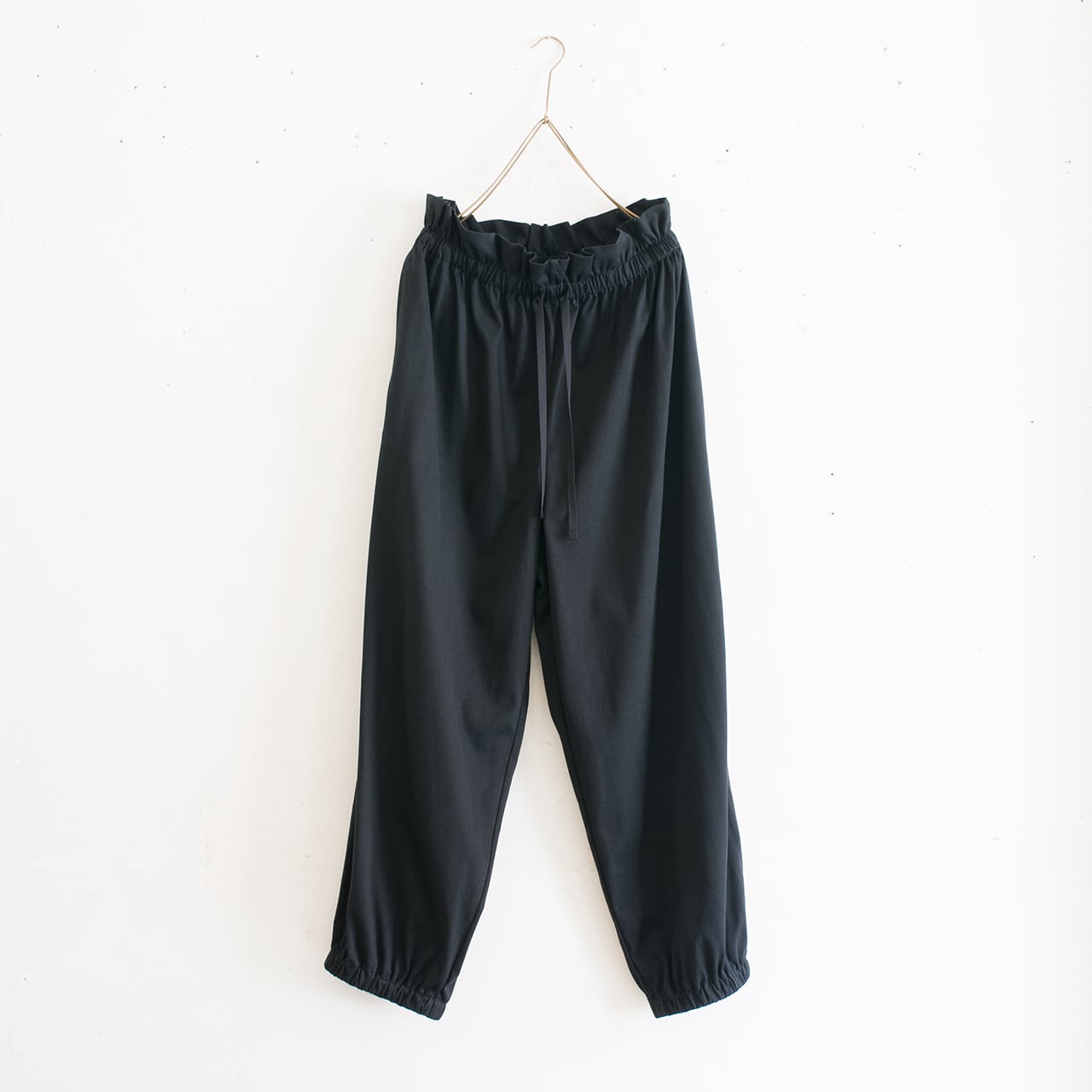 SALUÉ サルエ　エッグチノパンツ ブラック white label］smooth pants | SALUÉ