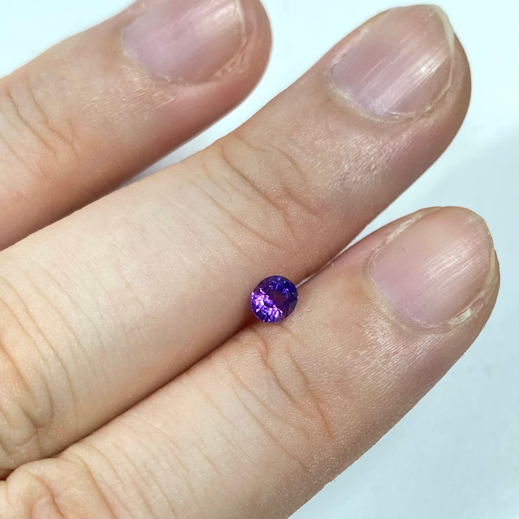 色んなパープルの見えるサファイア