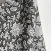 No.31 | インドの木版染めハンカチ | グレー 白花