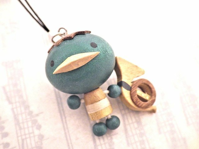 ホルンかっぱ　動物と楽器の木製ストラップ