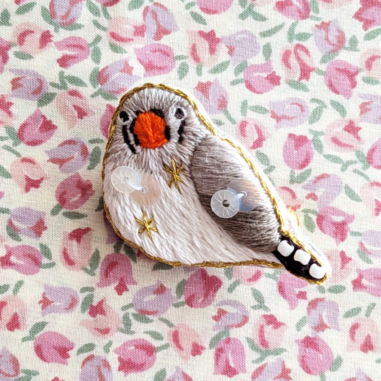 ハンドメイド刺繍ブローチ　727  キジバトと枇杷 ハンドメイド刺繍ブローチ 727 キジバトと枇杷 0707723_707724.jpg