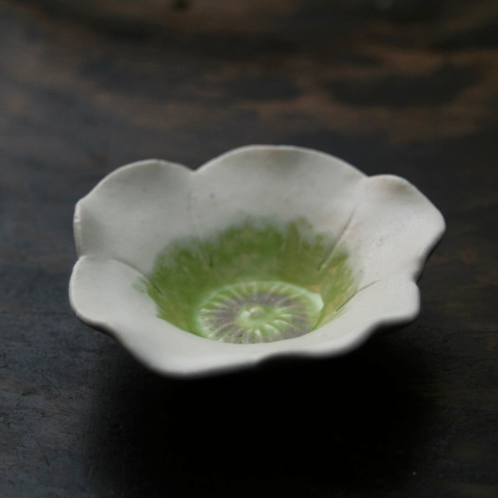 花豆皿 アネモネ 白 (幅 7 cm) Anemone flower
