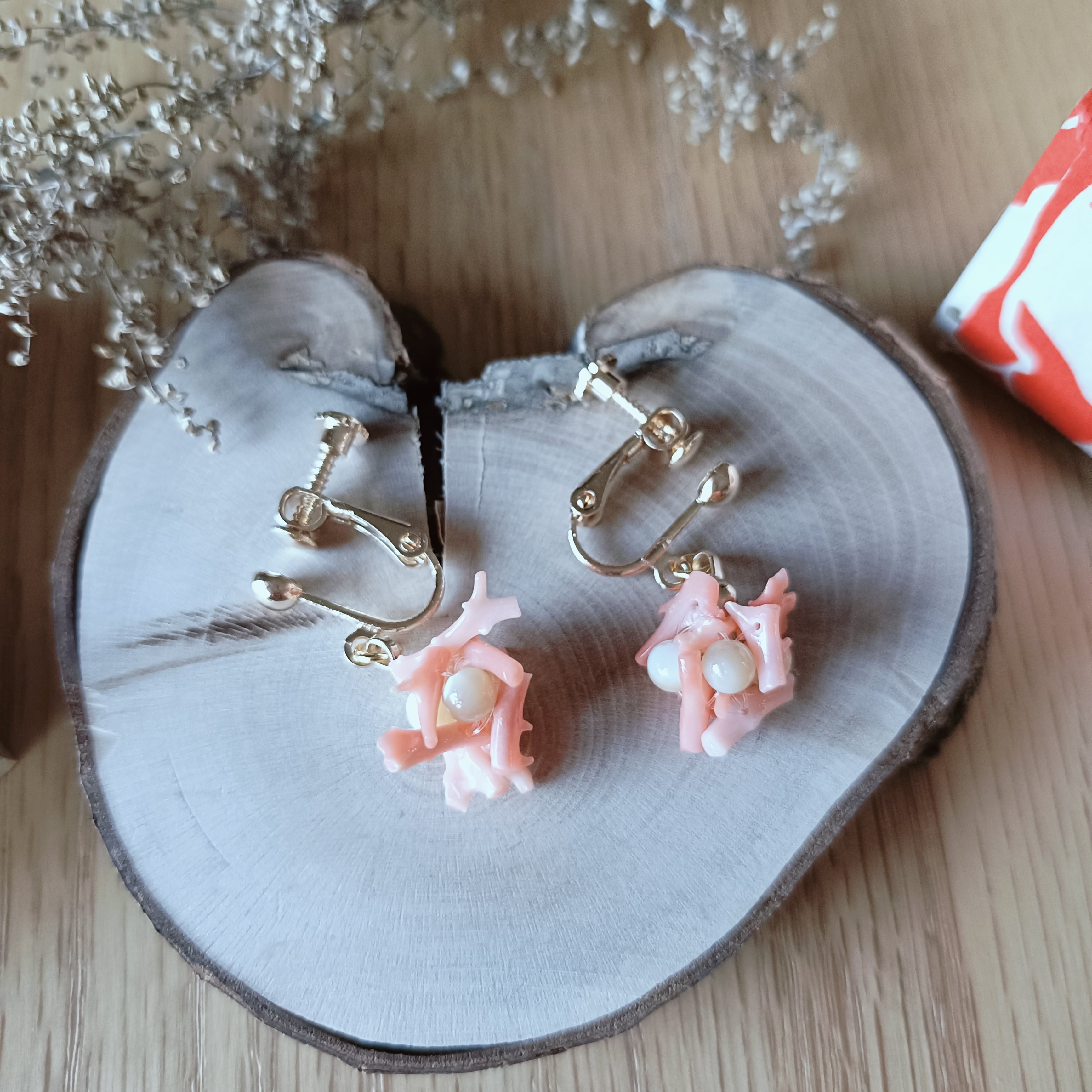 コーラル×マザーオブパールの小粒ピアス・イヤリング 珊瑚 チタン 金属
