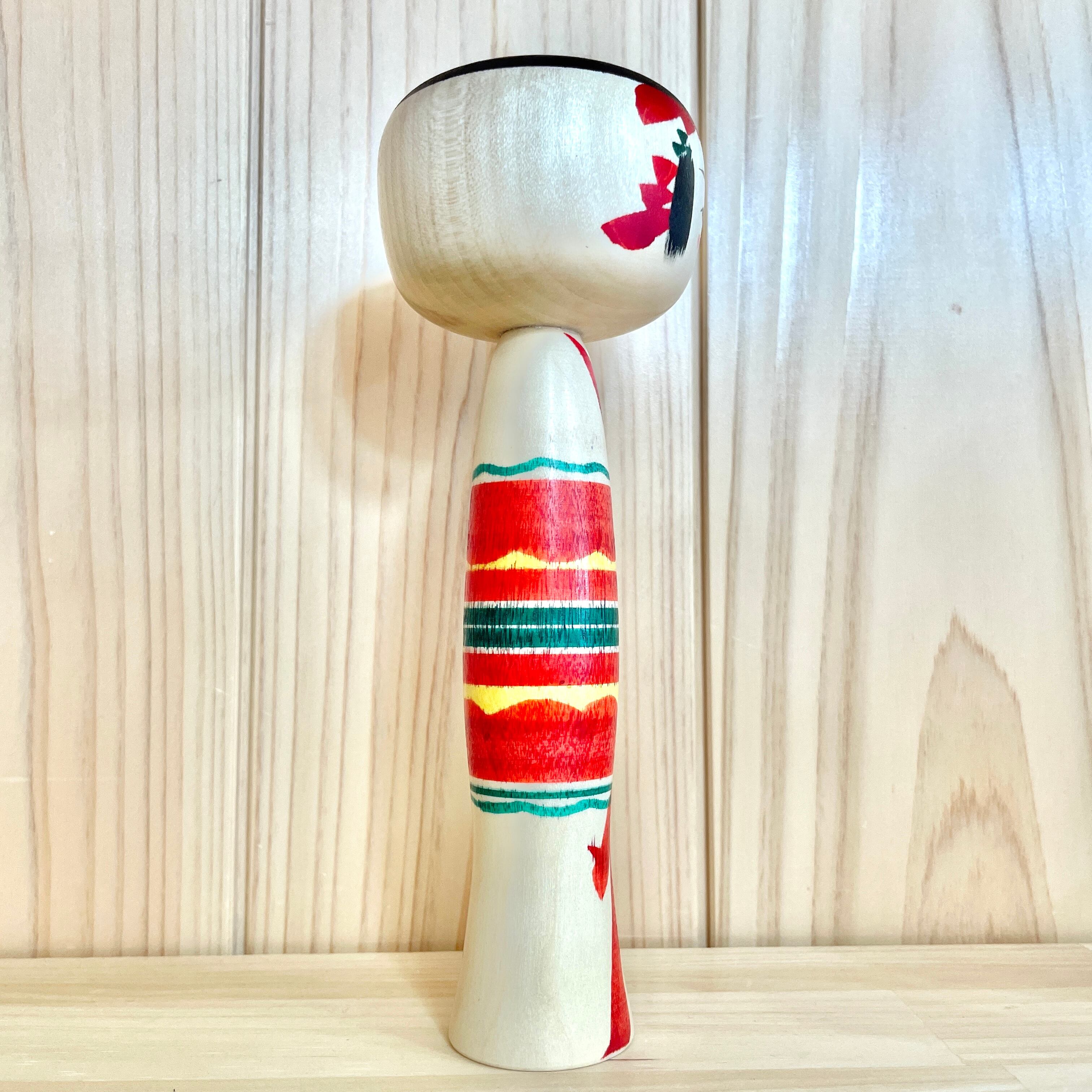 新山真由美工人：弥治郎系】こけし 顔平 赤緑着物：6寸 18㎝ N10MaN