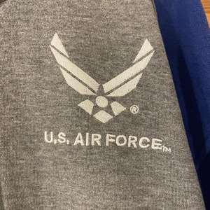 【US Services】US AIR FORCE フルジップ ジップアップ パーカー 刺繍ロゴ ワンポイント バックプリント L アメリカ古着