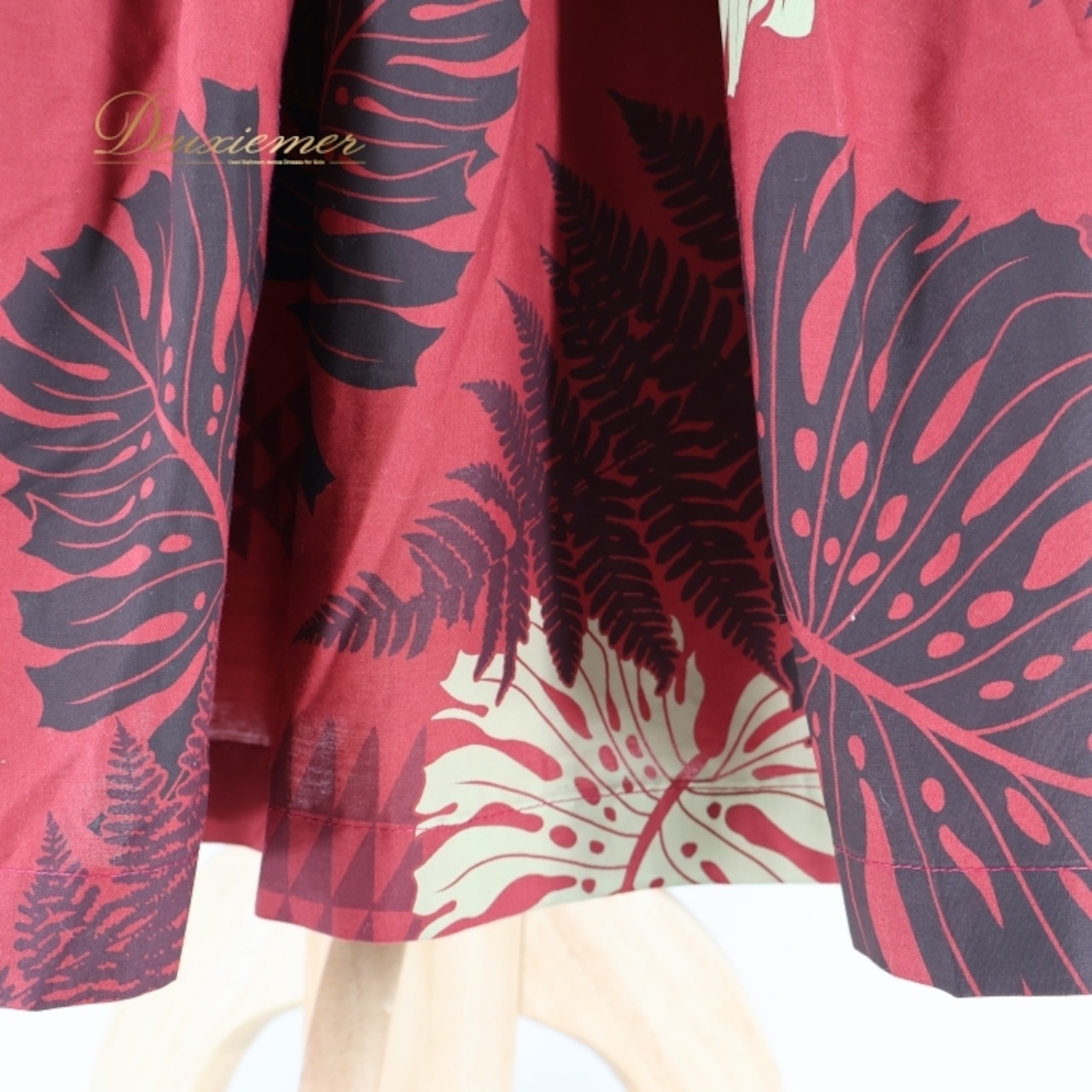 フラダンス 衣装 パウスカート レッド系 シングル モンステラ柄 パラパライ柄 かわいい 華やか 鮮やか 明るい ふわふわ ハワイアン アロハ ハワイアンプリント フラ ダンス レッスン 練習 ハワイアンスタイル 南国風 ダンスレッスン用