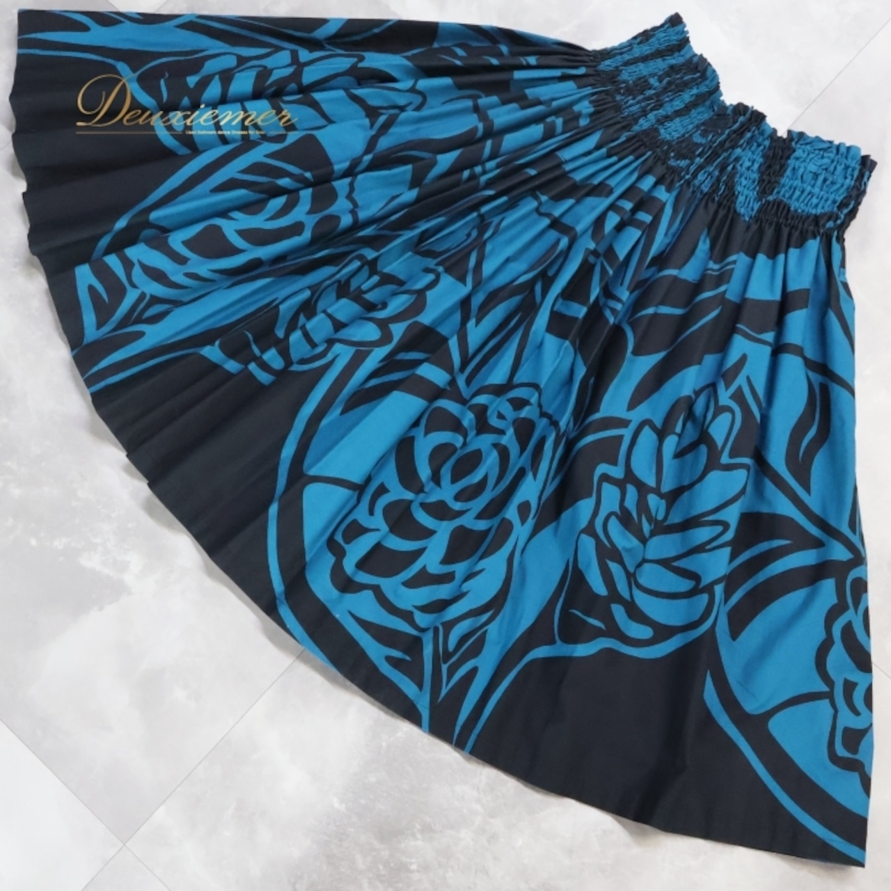 フラダンス 衣装 パウスカート ブラック系 ブルー系 ツーカラー シングル シンプル 花柄 かわいい 華やか 鮮やか 明るい ハワイアン アロハ ハワイアンプリント フラ ダンス レッスン 練習 大人っぽい ハワイアンスタイル カジュアル おしゃれ