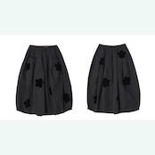 黒地に咲くフラワーパッチ ゆったりスカート 《i0734》