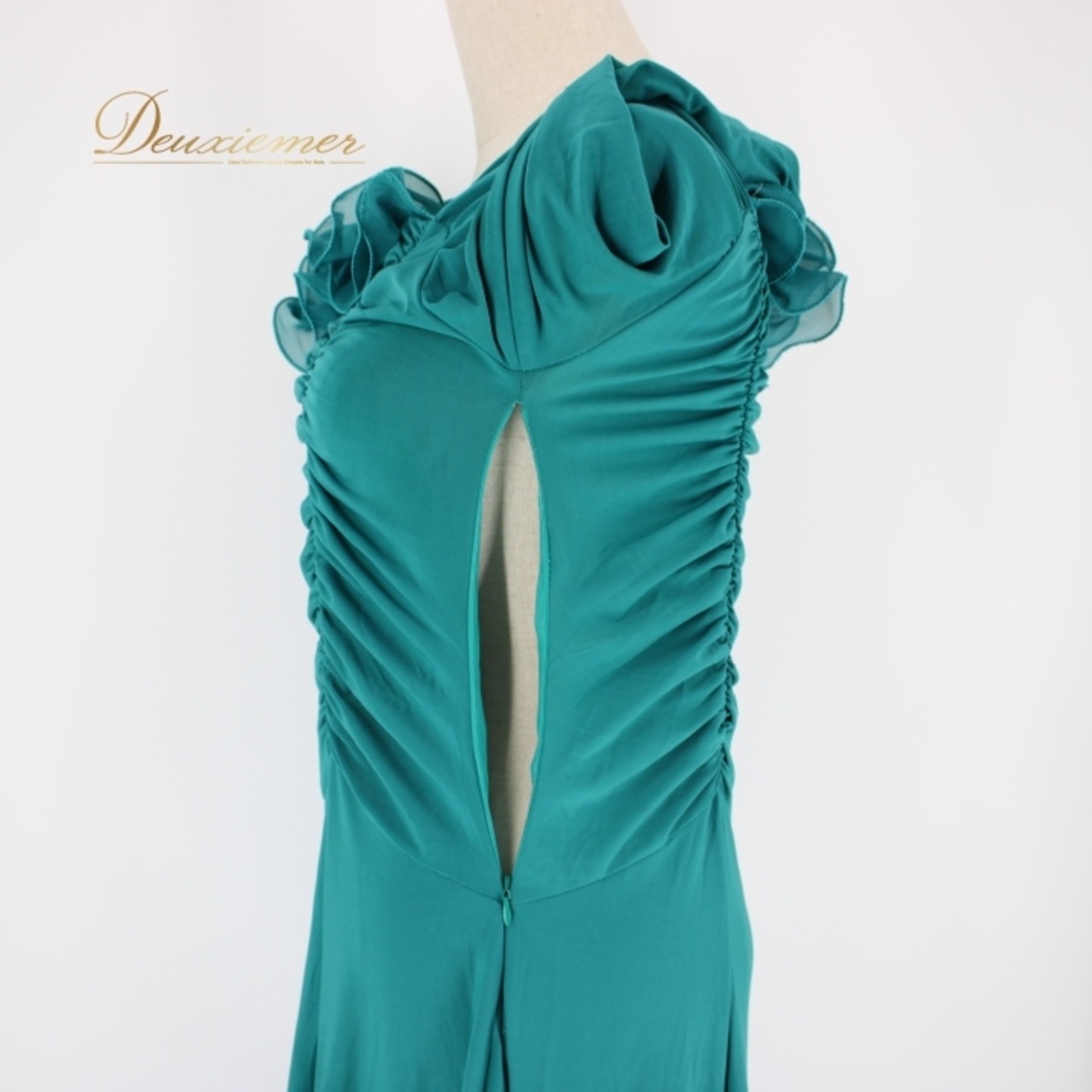 社交ダンス 衣装 スタンダード ドレス ワンピース レッスンウェア パーティ衣装 グリーン系 緑 アシメ ICHIOKU イチオク フリル 無地 長袖 エレガント 大人 レディース パーティドレス フェミニン ミディアム丈 トレンド ストレッチ ダンスウエア 高品質 洗練 デザイン ドレープ感 ボリューム感 着心地 おしゃれ おすすめ 透け感控えめ スタイルアップ シンプル 上品