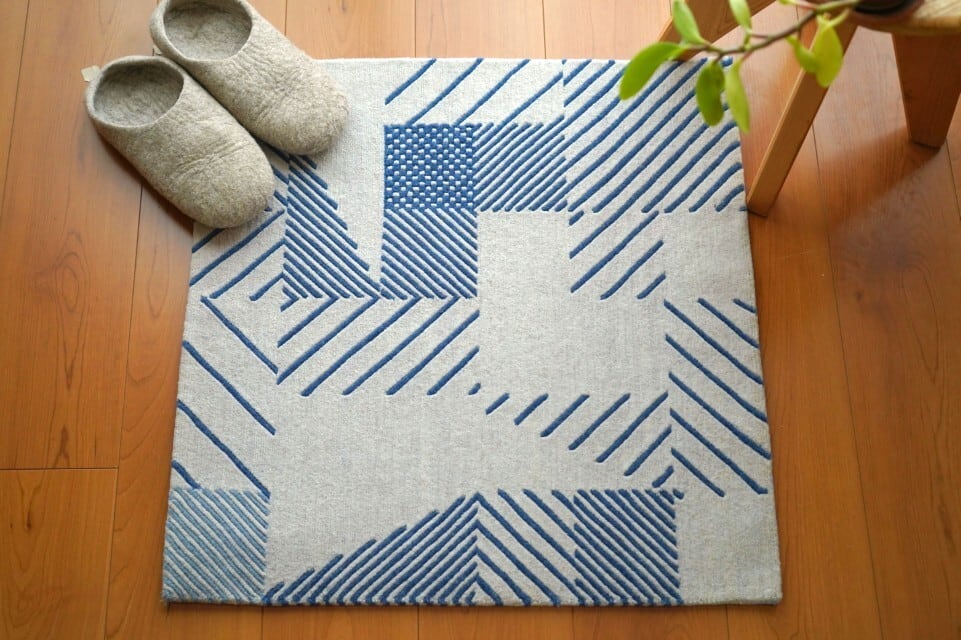 極上の150ノットと幾何学ライン_手織りミニマット 60×60cm - 150ノットが魅せる至高の肌触りと、静かに佇むブルーのアート -(Cross Motif)