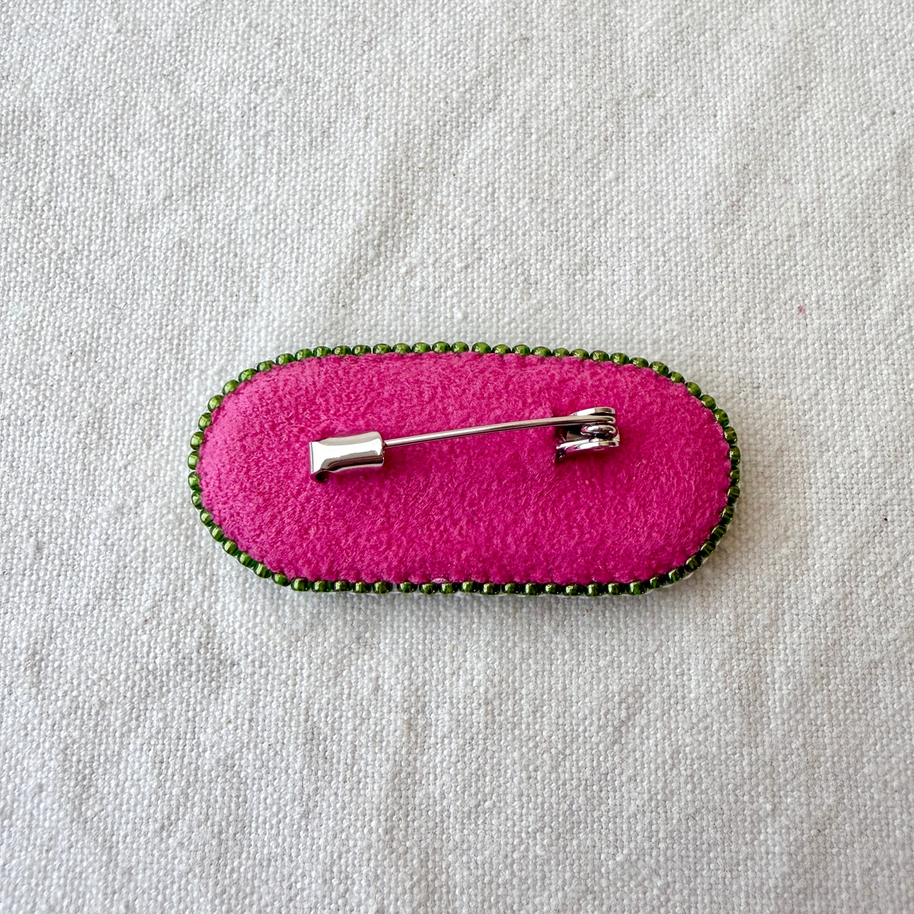 ストックの花の色〈ビーズ刺繍のミニブローチ〉 | かまぼこうさぎ
