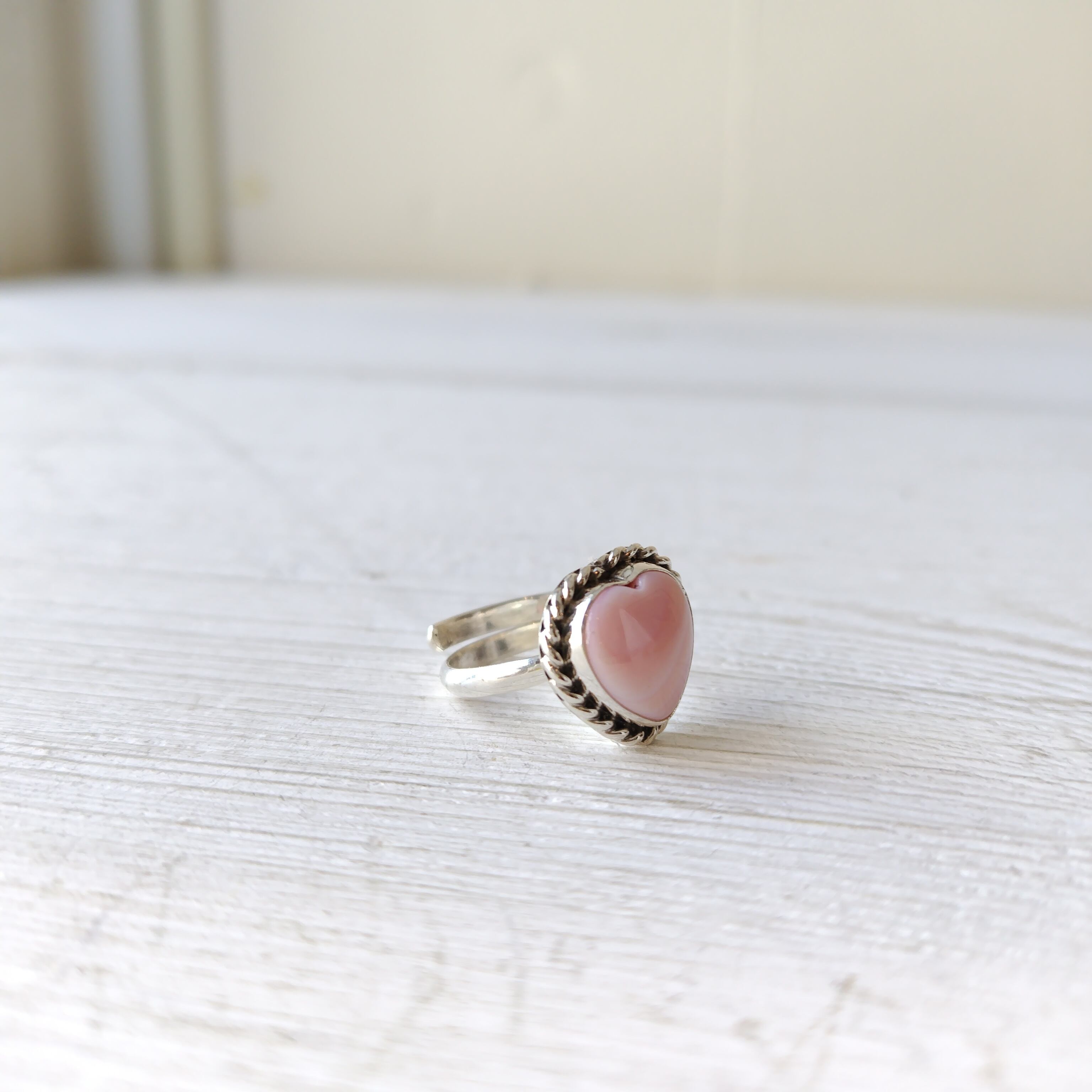 ナバホ ハート PINK CONCH SHELL シルバーリング 13号前後 ナバホ ハート PINK CONCH SHELL シルバーリング 13号前後
