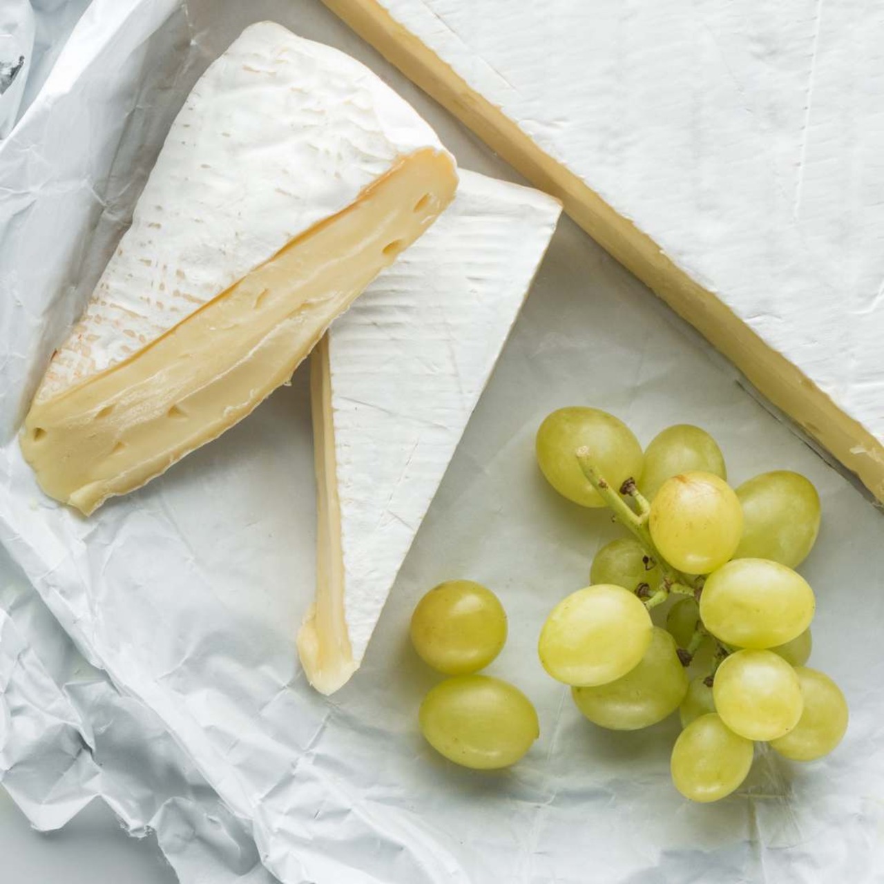 フランス産 ブリー・ド・モー AOP 250g｜本格ブリーチーズ・無殺菌乳・濃厚クリーミー｜フレッシュカット French Brie de Meaux AOP 250g – Authentic Brie Cheese | Raw Milk, Rich & Creamy | Fresh Cut