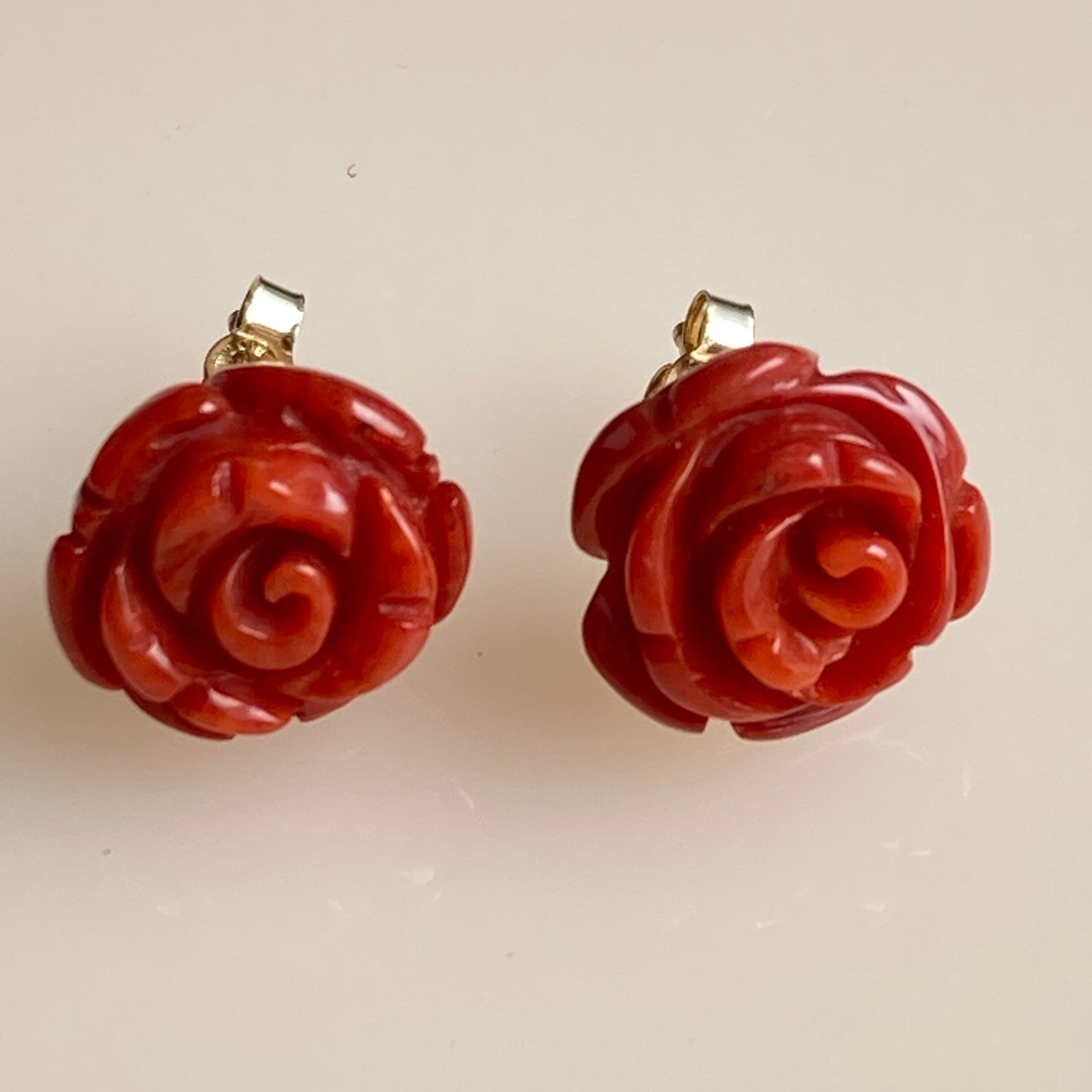 天然珊瑚 薔薇彫り 14KGFピアス 深みのあるオレンジ | Pay ID