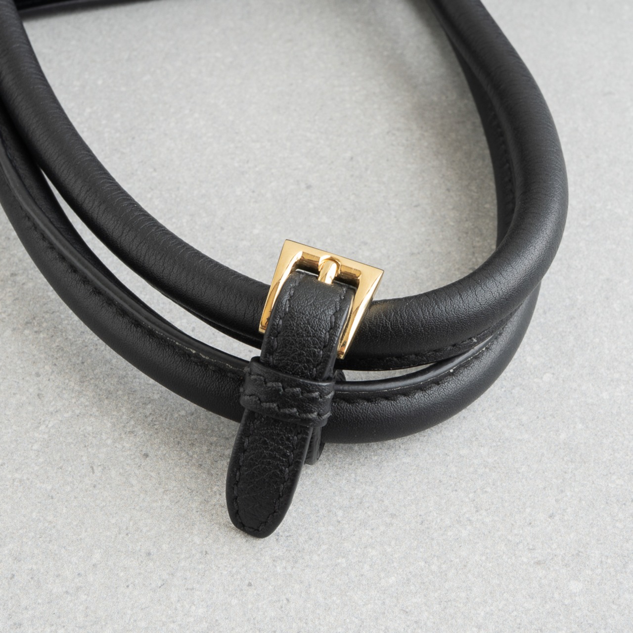 プラダ バックル ラージ レザー ハンドバッグ