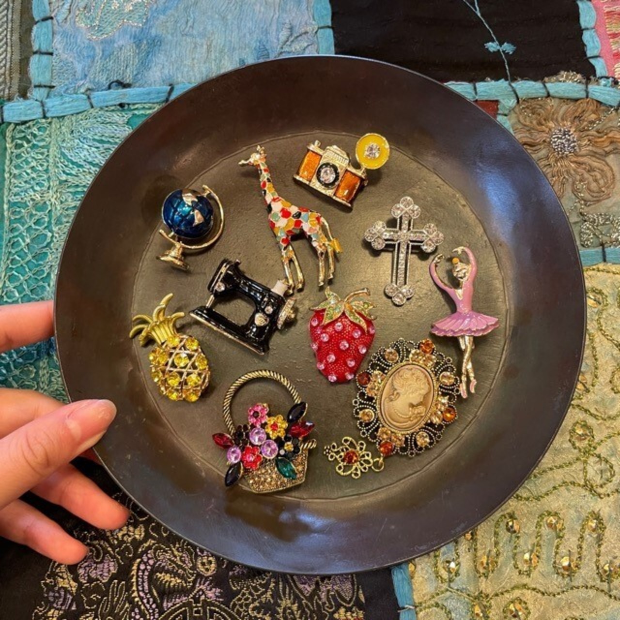TOPANGA Jewelry Bijou art brooch Silver Cross / ビジューアートブローチ シルバークロス プレゼント プチギフト ジャケット 帽子 バッグ ニット キラキラ アクセサリー かわいい ファッション小物