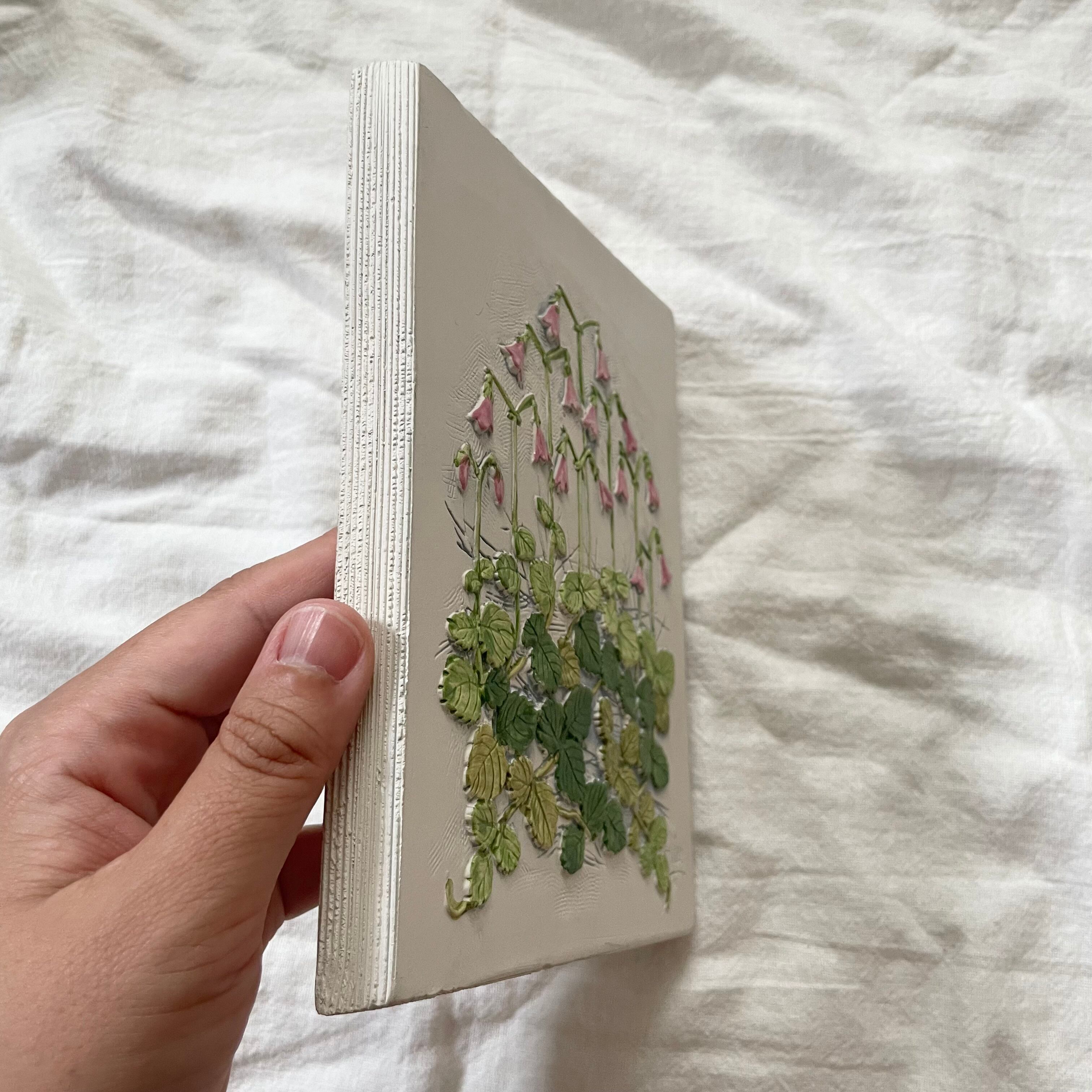 白地にリネアの花の陶板 | tsuitachi craft&brocante