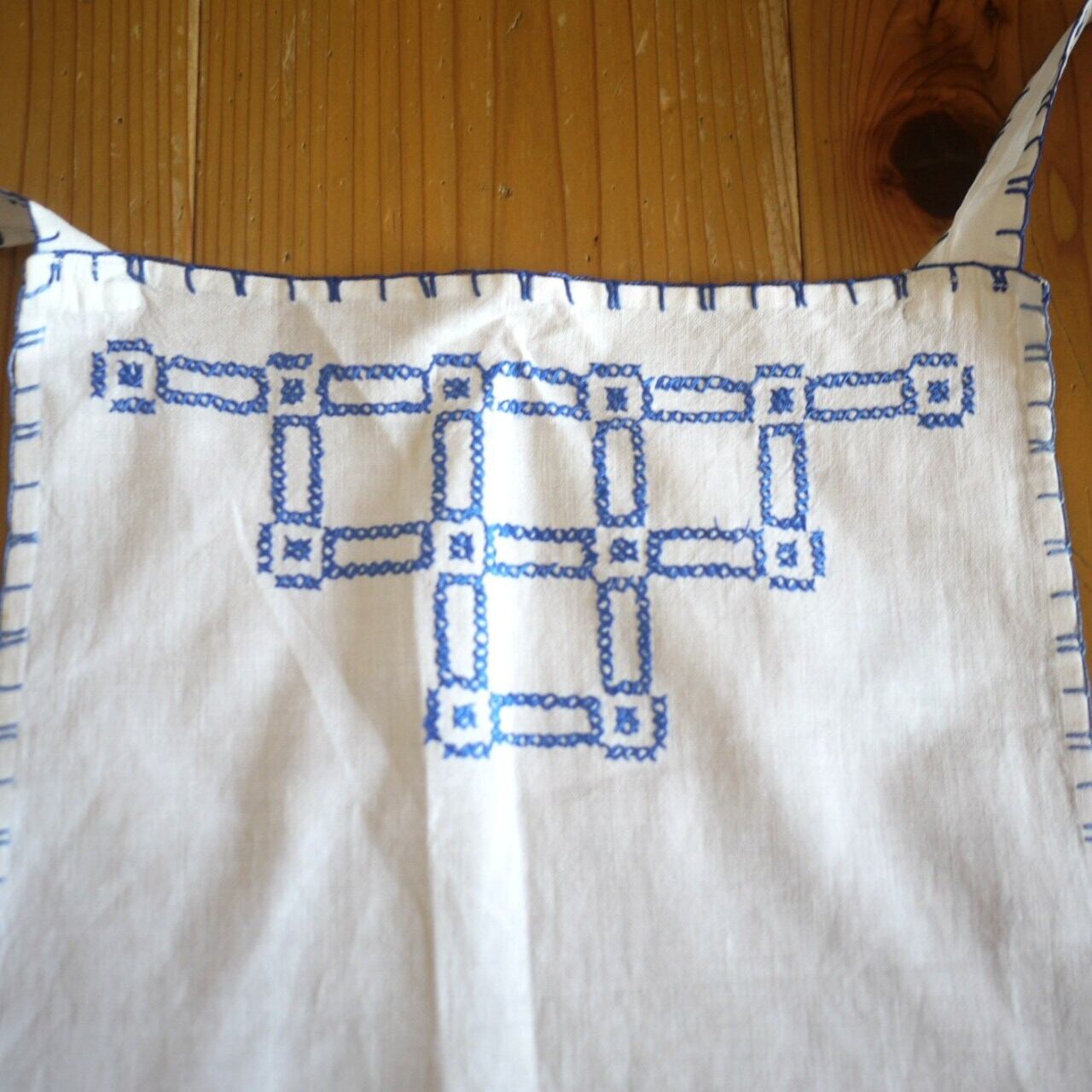 青いクロスステッチラウンドエプロン ドイツ