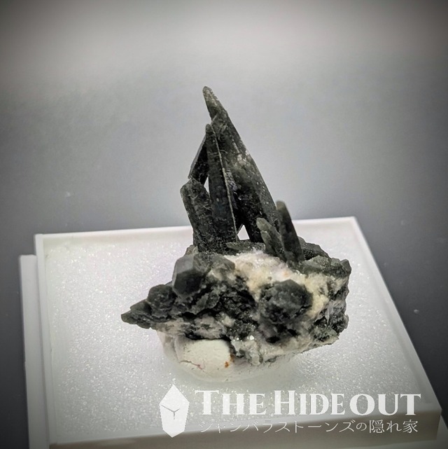 ヒマラヤ水晶オールドストック原石標本001 ラパ地域タンタブレ鉱山産緑泥石入り水晶　ちびかきあげクラスター